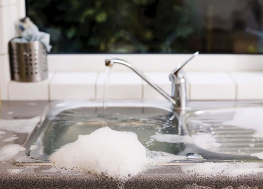 Bagaimana untuk membersihkan paip pembetung di rumah: kaedah dan cara