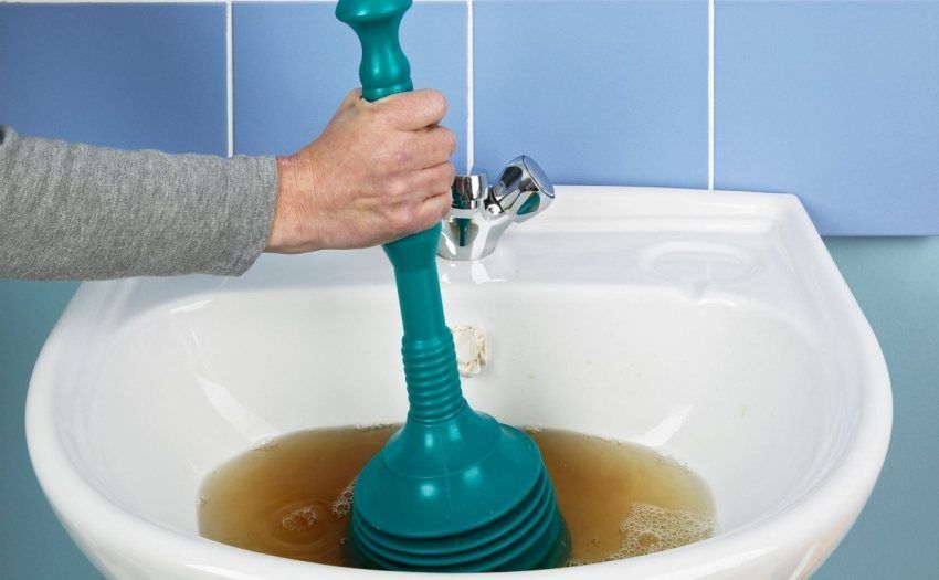 Bagaimana untuk membersihkan paip pembetung di rumah: kaedah dan cara