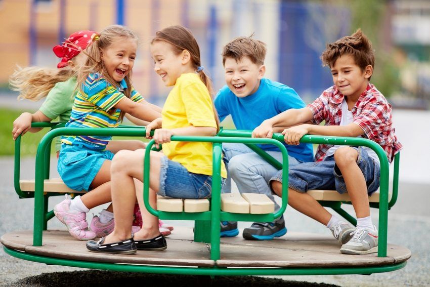 Taman permainan kanak-kanak: gambar dan idea untuk membina kawasan permainan
