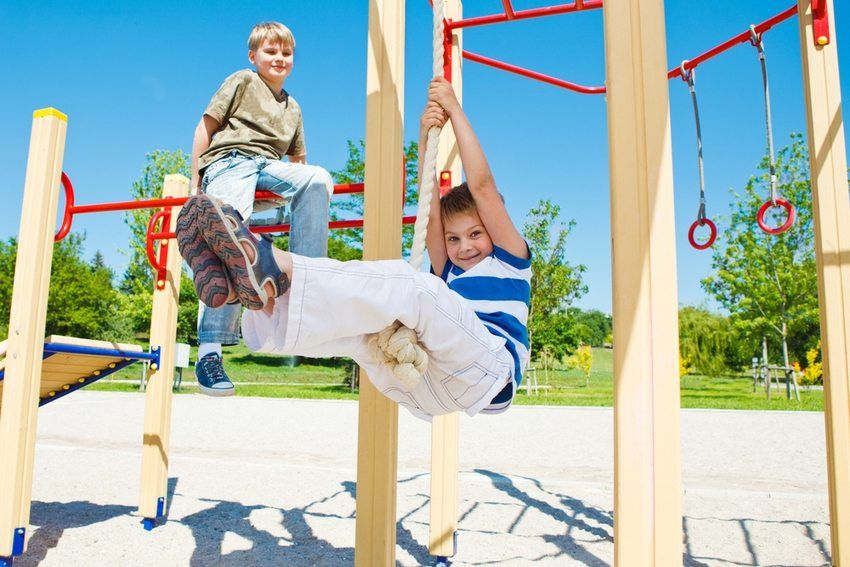 Taman permainan kanak-kanak: gambar dan idea untuk membina kawasan permainan