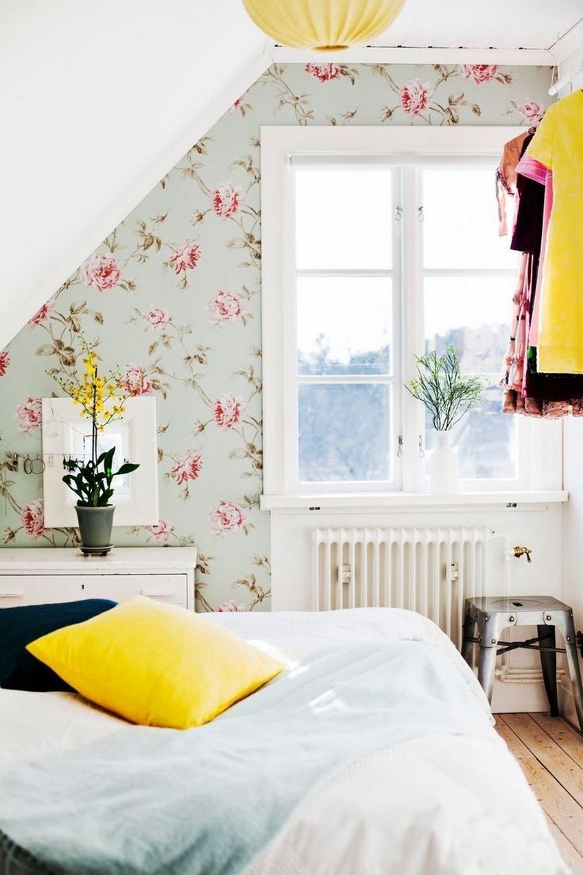 Foto dalam gaya moden: dalaman bilik tidur dengan dua jenis kertas dinding dan spesifikasi penciptaannya