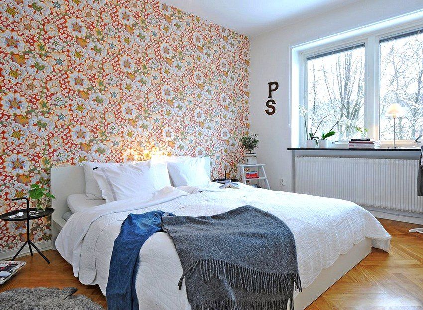 Foto dalam gaya moden: dalaman bilik tidur dengan dua jenis kertas dinding dan spesifikasi penciptaannya