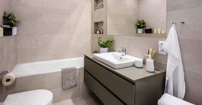 Jubin seramik di bilik mandi: reka bentuk selesai moden