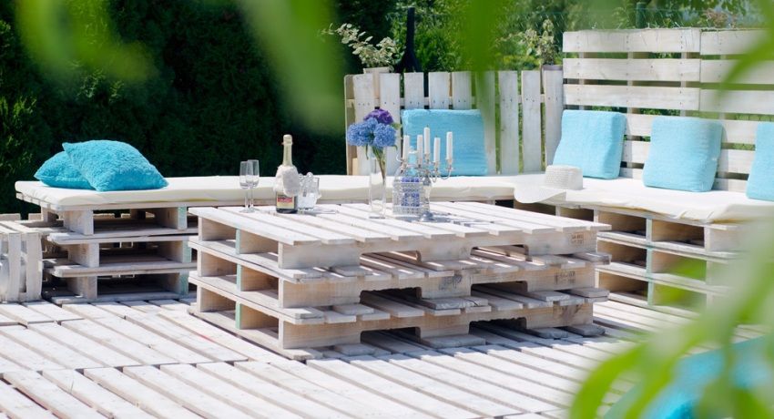 Set perabot taman yang indah dengan palet kayu