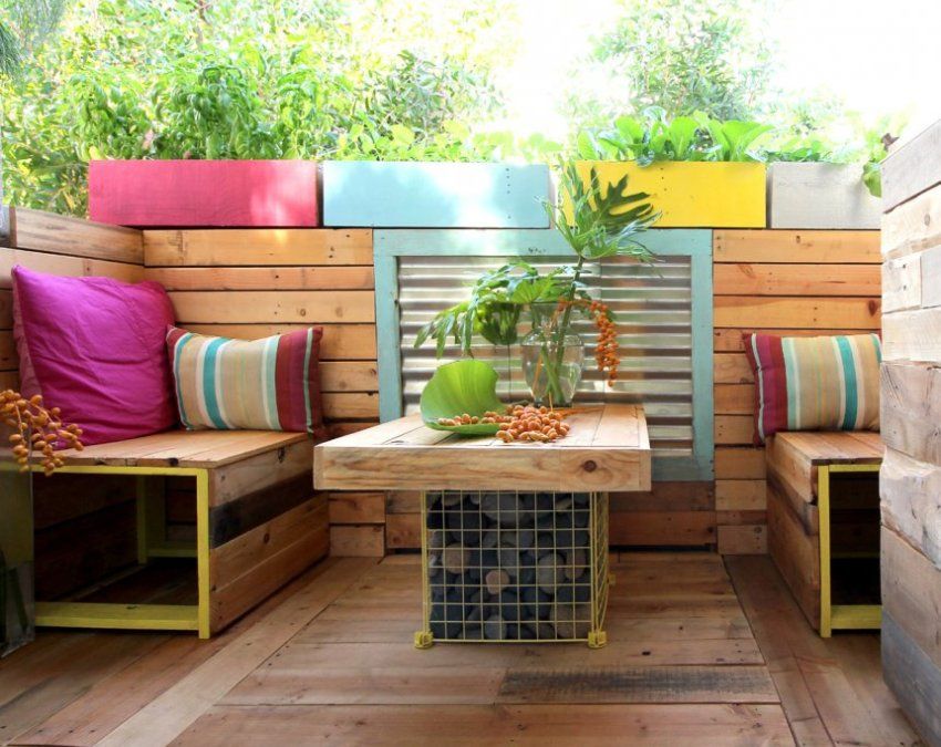 Set perabot taman yang indah dengan palet kayu