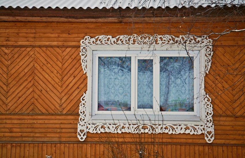 Plat di atas tingkap di rumah kayu: hiasan tambahan di muka bangunan