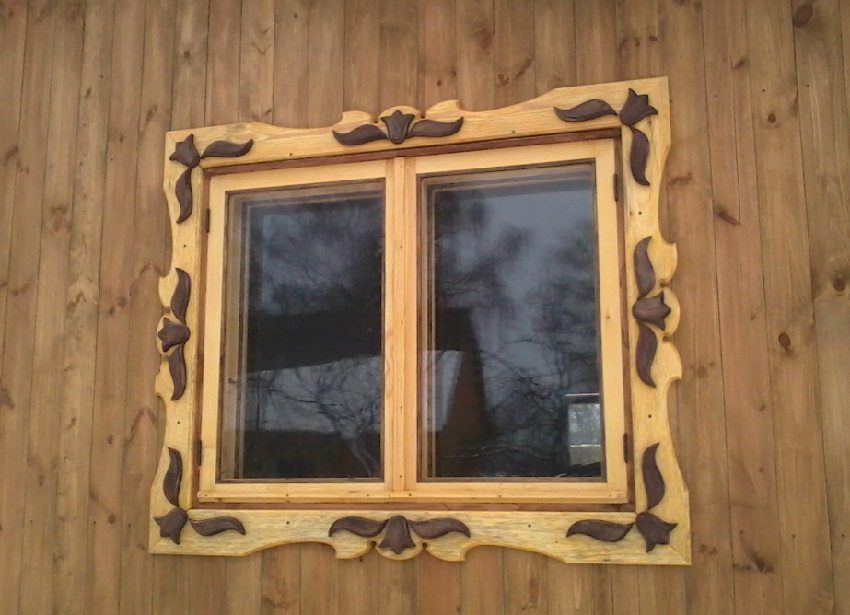 Plat di atas tingkap di rumah kayu: hiasan tambahan di muka bangunan