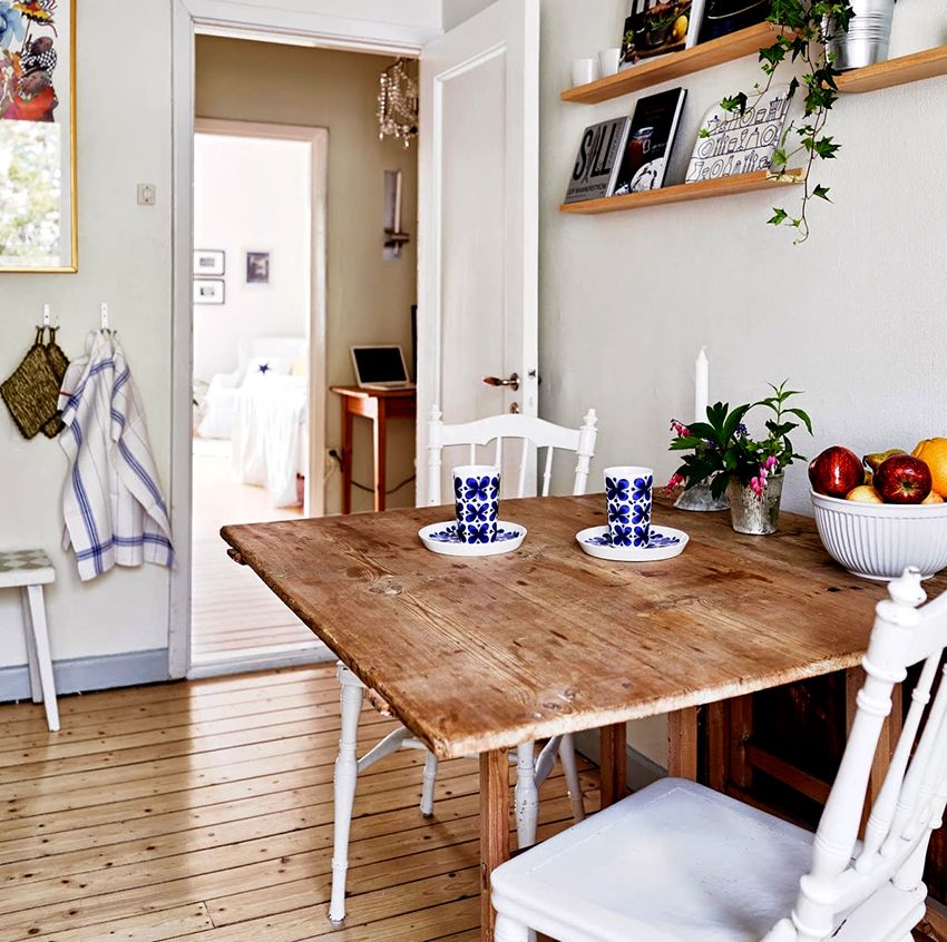 Meja gelangsar makan: bagaimana untuk menghias dapur dan menjimatkan ruang