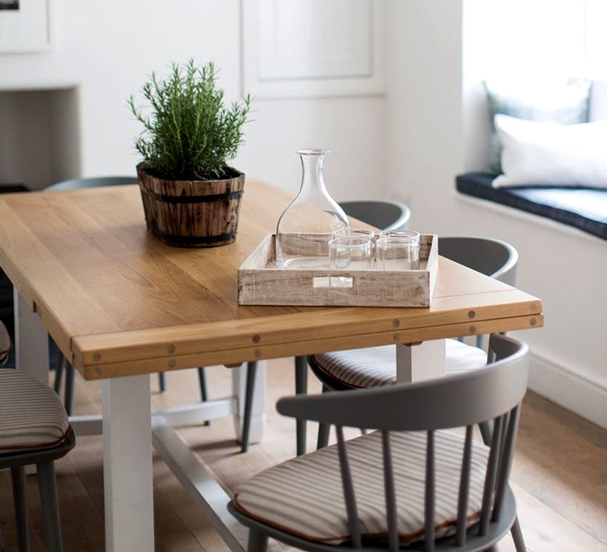 Meja gelangsar makan: bagaimana untuk menghias dapur dan menjimatkan ruang