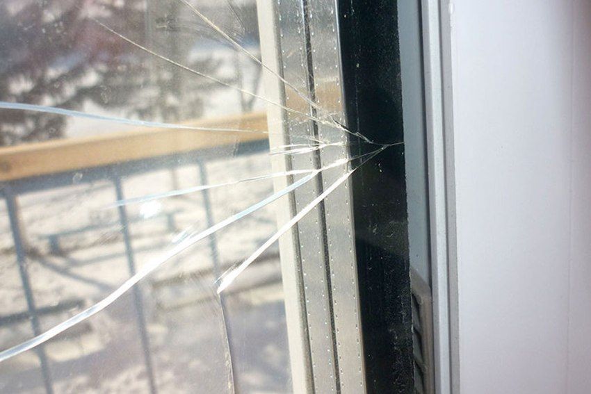 Kenapa tingkap plastik di apartmen berpeluh dari bahagian dalam: punca dan penghapusan mereka