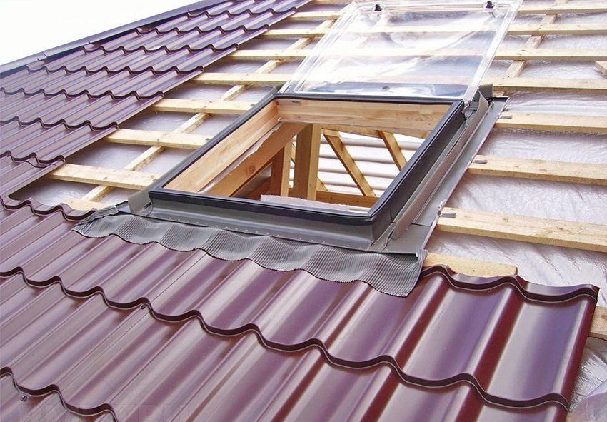 Saiz bumbung logam lembaran: parameter harga dan pemilihan, pemasangan bahan