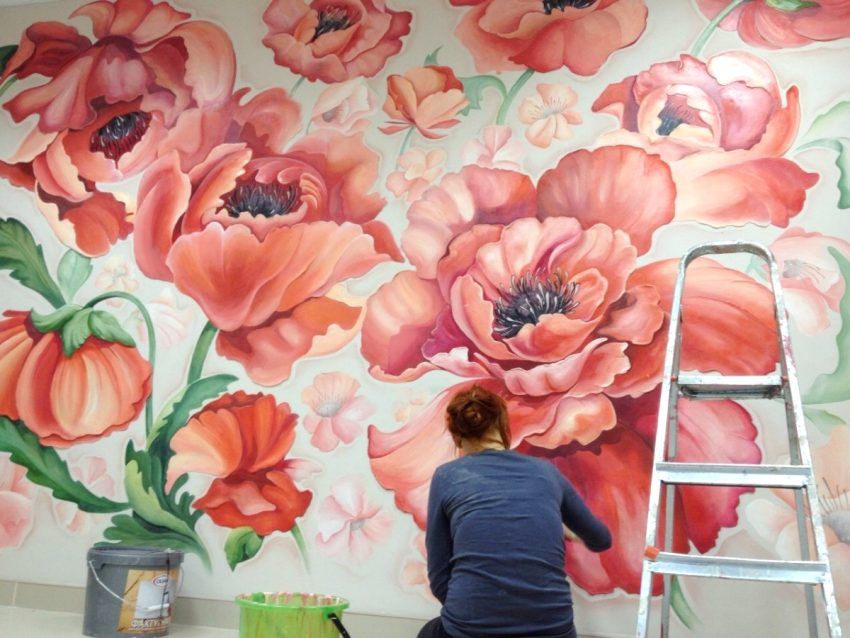Lukisan dinding di pedalaman: satu penyelesaian yang luar biasa di sebuah pangsapuri moden