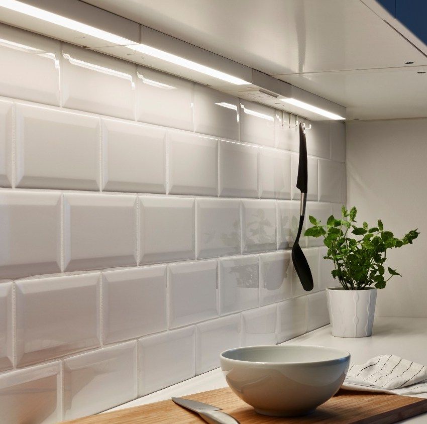 Pencahayaan LED untuk dapur di bawah kabinet: ciri pilihan dan pemasangan