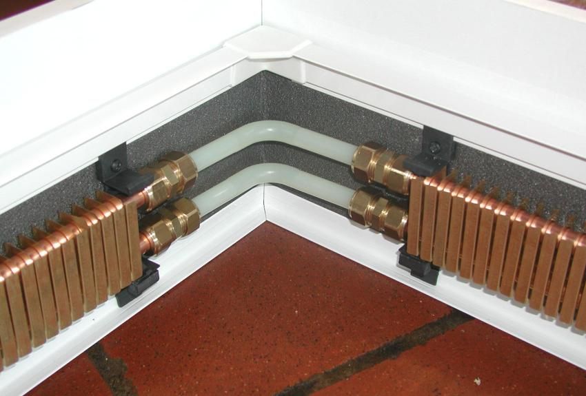 Plinth air hangat adalah serupa dengan sistem pemanasan"теплый пол"