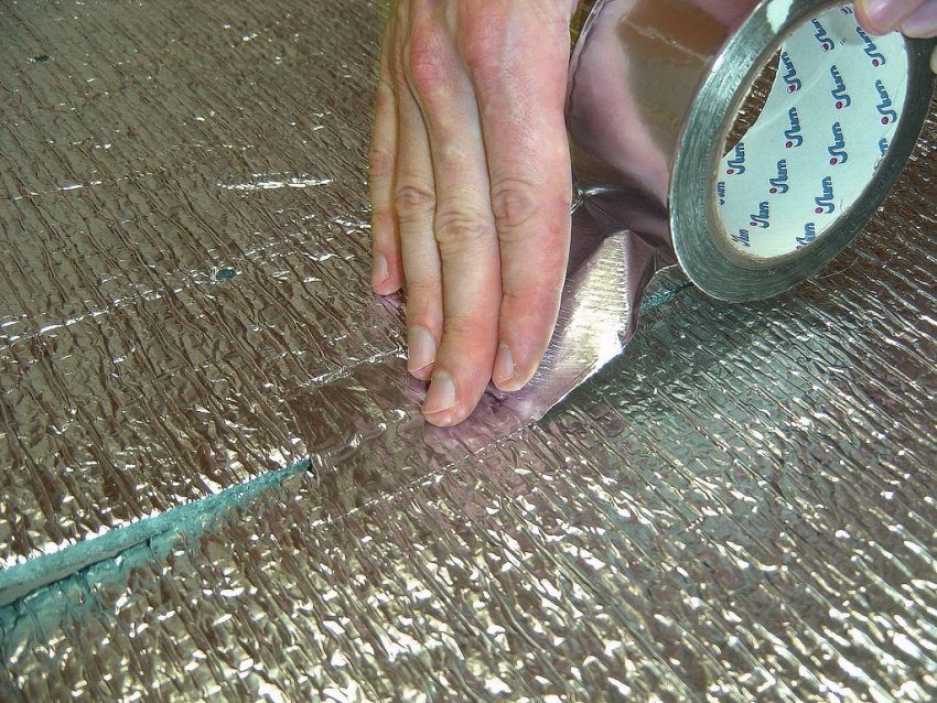 Meletakkan lamina pada lantai konkrit dengan substrat: salutan teknologi pemasangan penuh