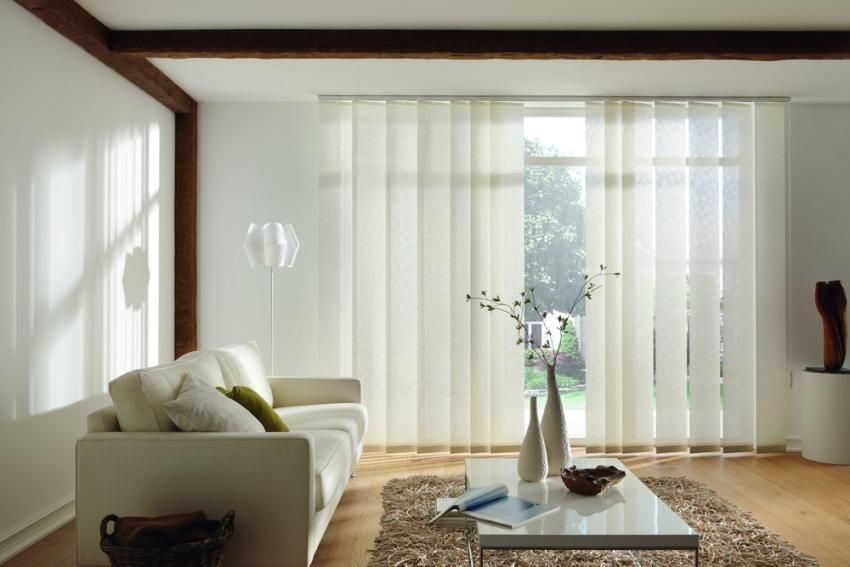 Tirai kain menegak pada tingkap: perlindungan matahari yang boleh dipercayai dan tahan lama