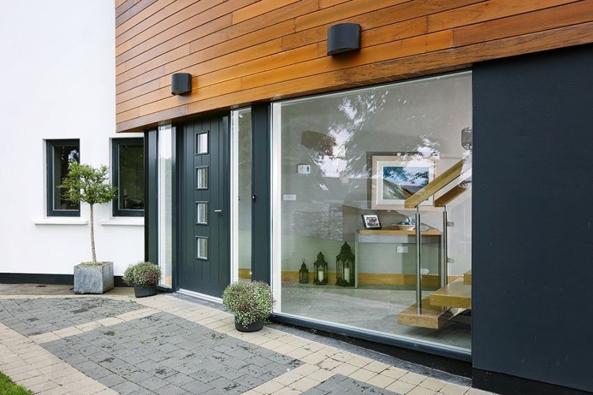 Pintu masuk dengan kaca untuk rumah persendirian: contoh reka bentuk yang hebat