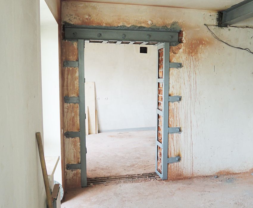 Pintu masuk: pemasangan logam dan struktur kayu