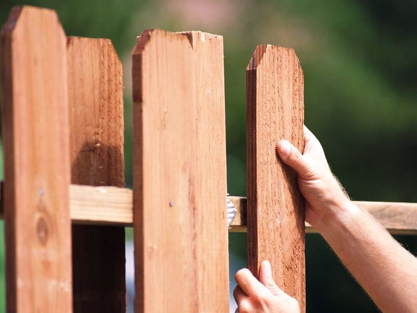 Pagar diperbuat daripada kayu dengan tangan anda sendiri: menghiasi sempadan tapak