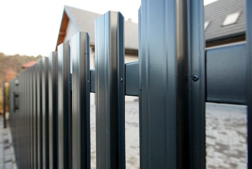 Pagar pagar logam: gambar pagar yang kemas