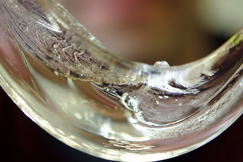 Kaca cecair untuk kalis air: perlindungan yang boleh dipercayai daripada kelembapan