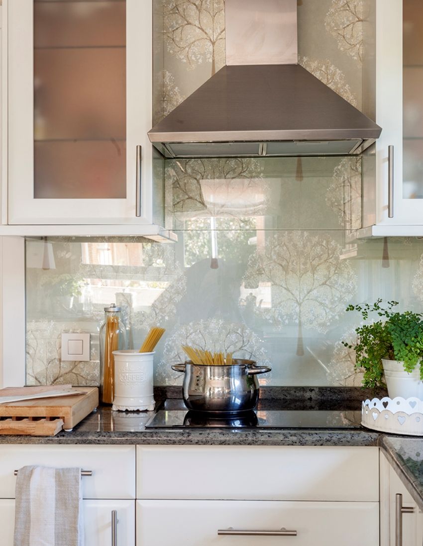 Apron untuk dapur kaca: bagaimana untuk memilih dan memasang panel