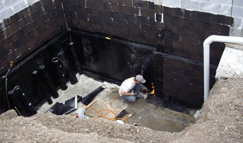 Kalis air bawah tanah dari bahagian dalam dari air bawah tanah: kaedah untuk melindungi bangunan dari kelembapan