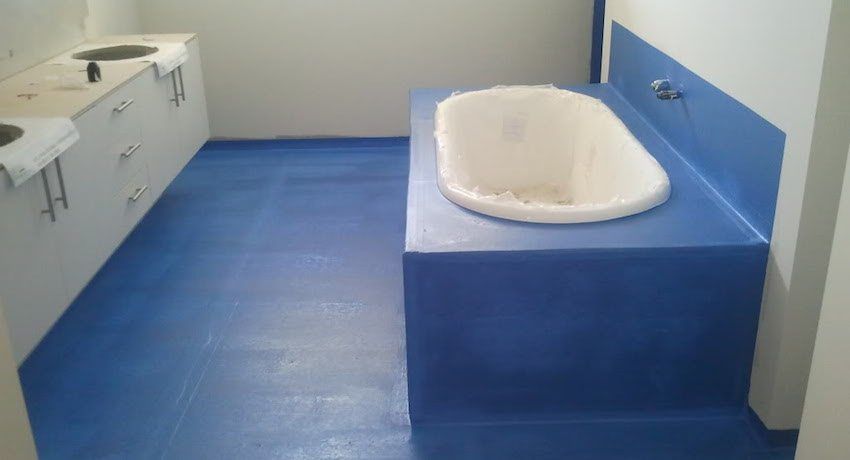 Kalis air lantai di bilik mandi: bahan dan cara meletakkan