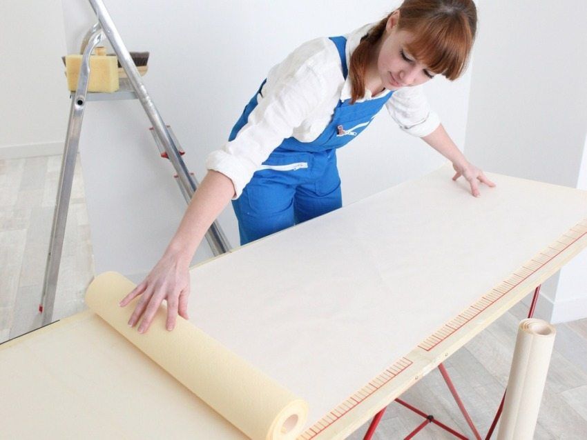 Bagaimana untuk memainkan kertas dinding vinil pada asas kertas: tip berguna untuk hiasan dinding