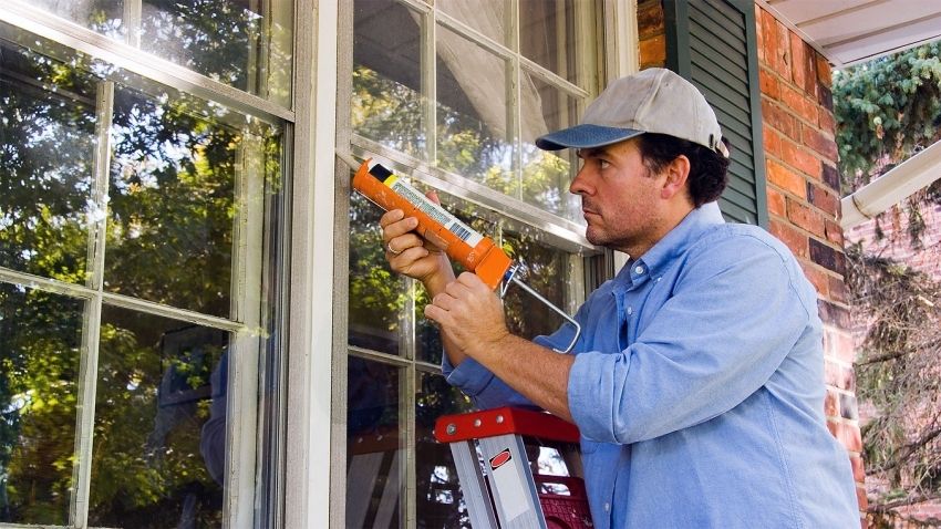 Bagaimana untuk melindungi tingkap kayu untuk musim sejuk: cara dan bahan terbaik
