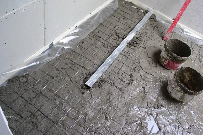 Lantai lantai yang lebih baik adalah lebih baik: basah, kering, separa kering atau meratakan sendiri