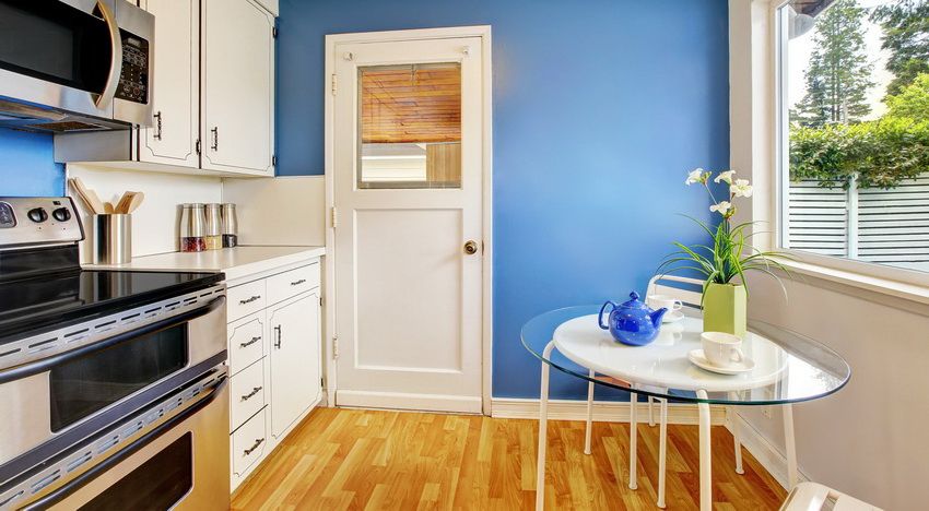 Meja dapur kecil untuk dapur kecil: pengoptimuman ruang yang cekap