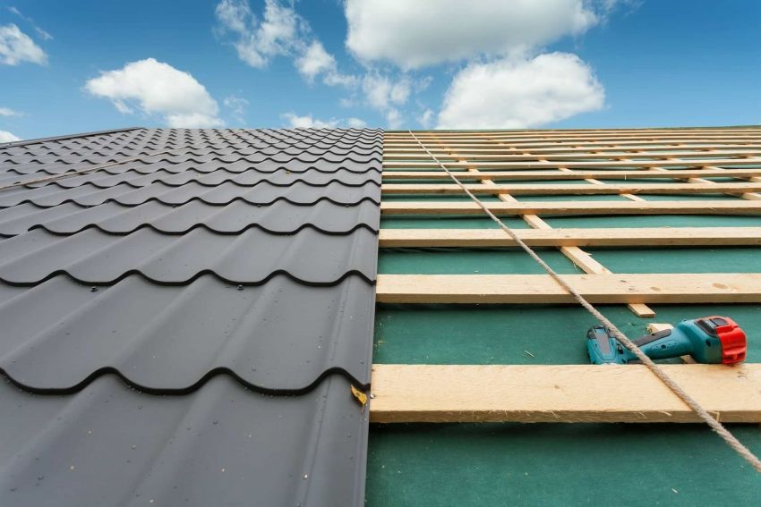 Pemasangan logam: arahan langkah demi langkah untuk menamatkan bumbung sendiri