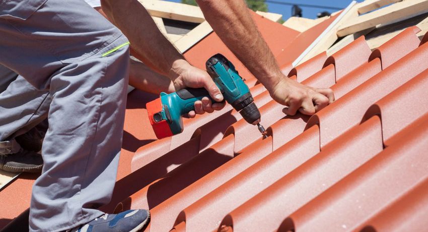 Pemasangan logam: arahan langkah demi langkah untuk menamatkan bumbung sendiri