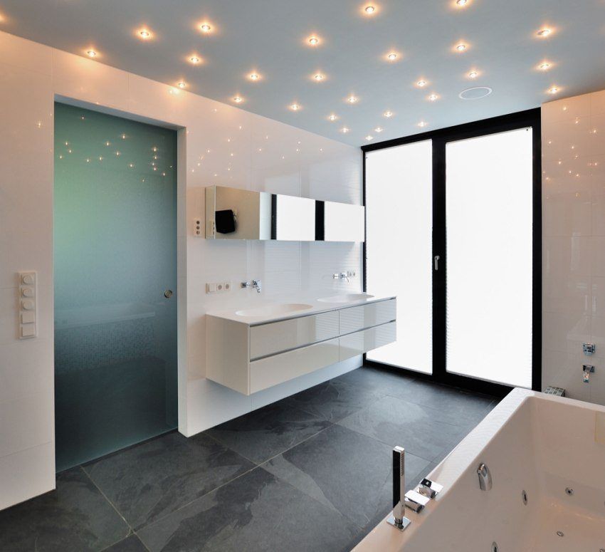 Siling siling di bilik mandi, foto penyelesaian reka bentuk siap pakai