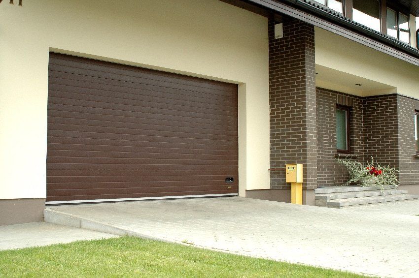 Pintu overhed garaj: dimensi, harga dan ciri