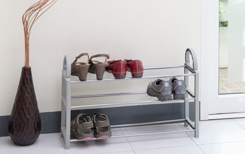 Rak untuk kasut di lorong: terperinci penting pedalaman untuk kehidupan yang selesa