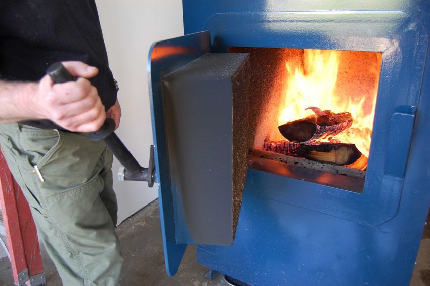 Penggunaan dandang bahan api pepejal untuk pemanasan rumah persendirian