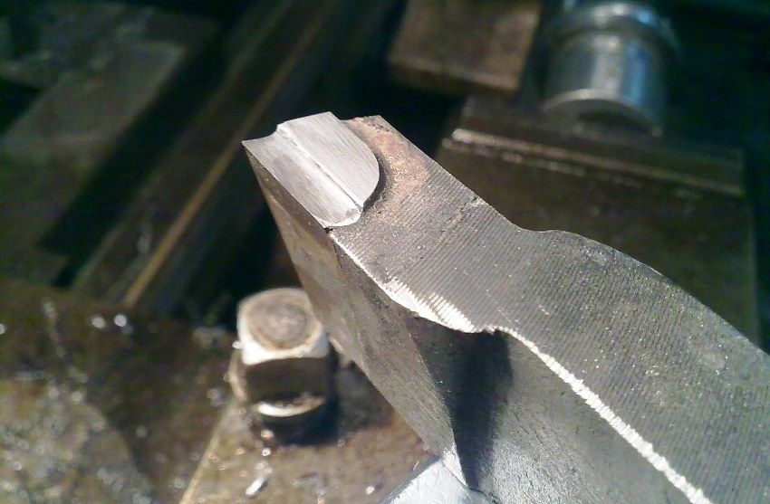 Alat memotong logam untuk pelarik: ciri alat terperinci