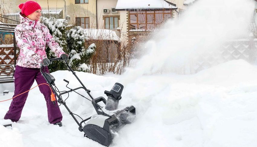 Peralatan penyingkiran salji untuk kotej dan rumah: gambaran keseluruhan pengeluar terbaik