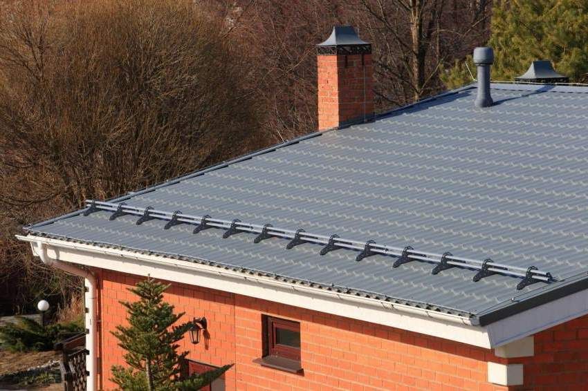Pemegang salji bumbung: ciri klasifikasi, aplikasi dan pemasangan