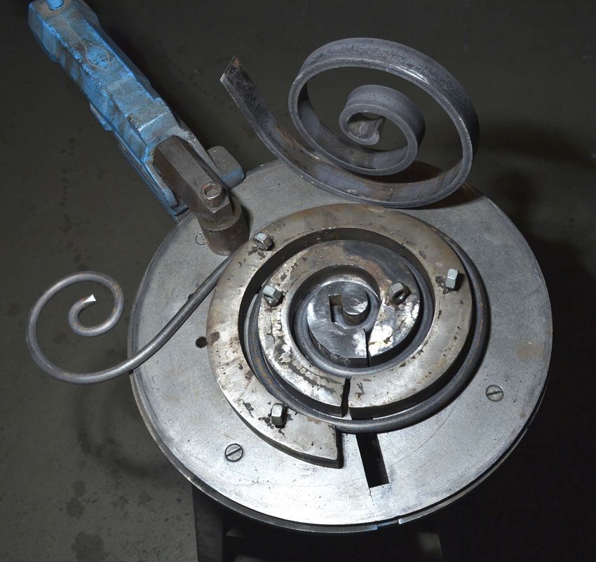 Mesin tempa sejuk: bagaimana untuk membuat elemen artistik dari logam
