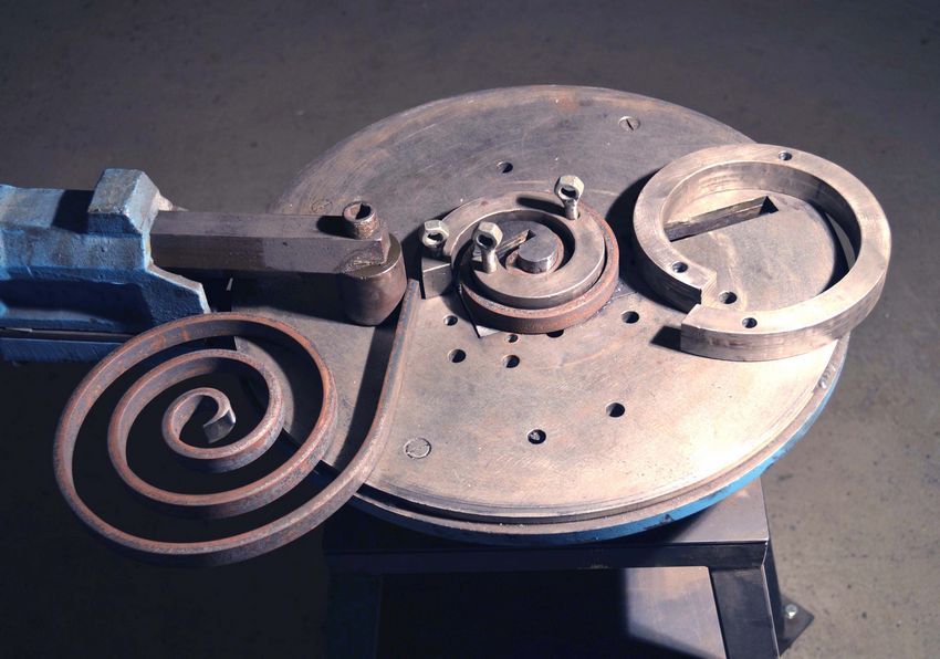 Mesin tempa sejuk: bagaimana untuk membuat elemen artistik dari logam