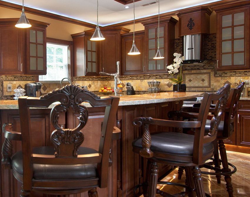 Kerusi kayu untuk dapur: keanggunan selaras dengan kepraktisan