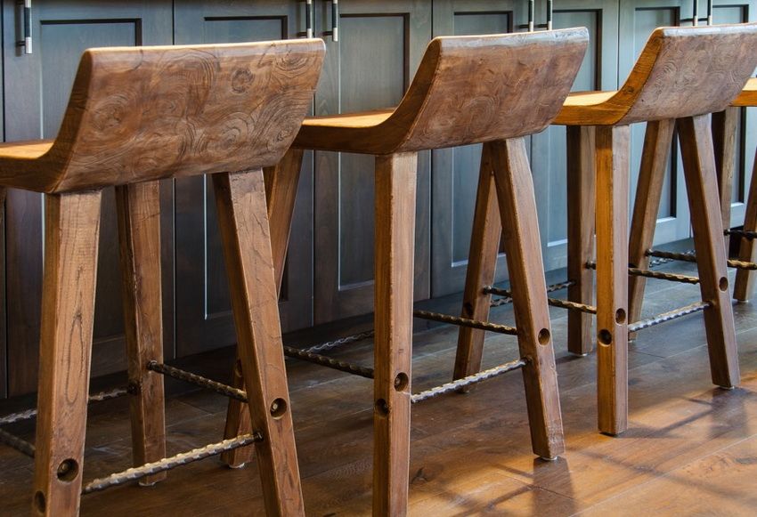 Kerusi kayu untuk dapur: keanggunan selaras dengan kepraktisan