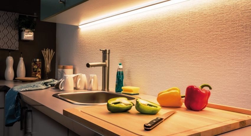 Pencahayaan LED untuk dapur di bawah kabinet: ciri pilihan dan pemasangan