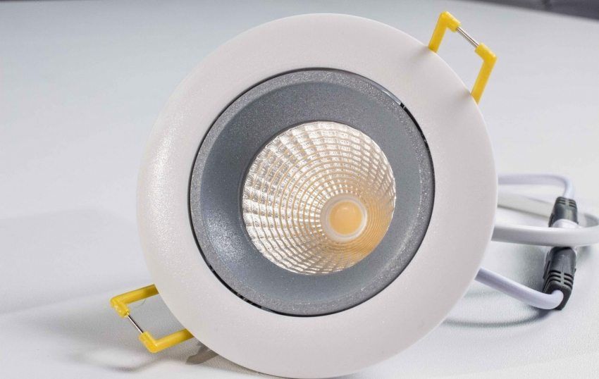 Lampu LED untuk pencahayaan tertutup: overhed dan tersembunyi