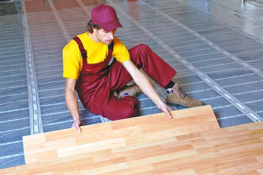 Lantai hangat di bawah lamina di lantai kayu: jenis dan ciri-ciri