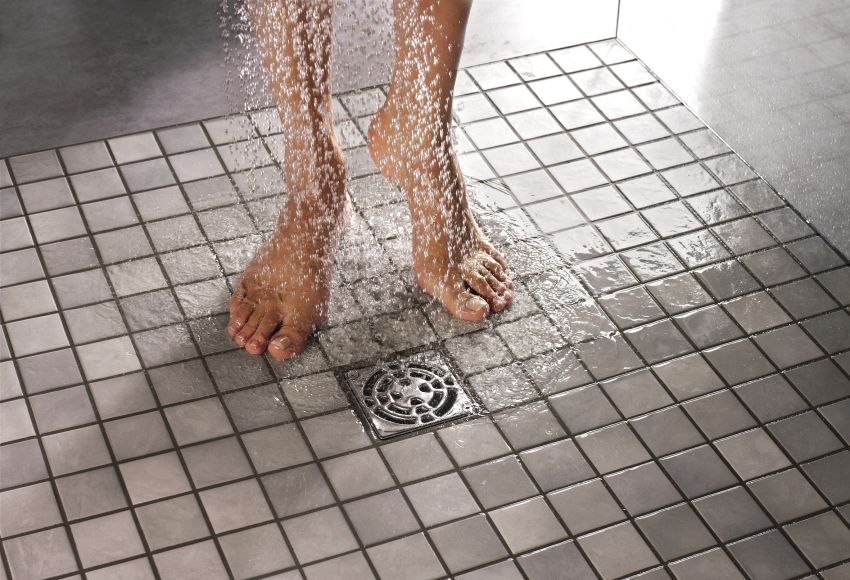 Jubin saliran lantai: penyelesaian bilik mandi moden