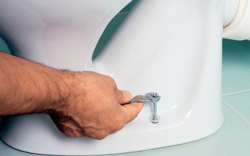 Mangkuk tandas: bagaimana memasang peranti bergantung pada jenis pembinaan